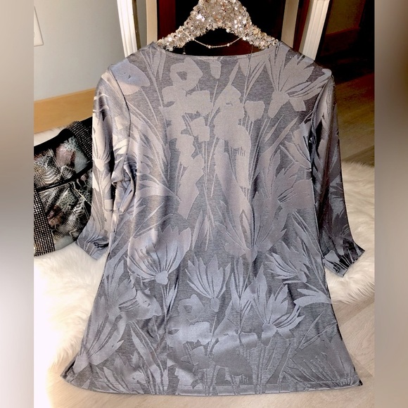 Susan Graver Silver Metallic Print Dressy Long Sleeve Top With Ruching Cinch Tie - Picture 4 of 6